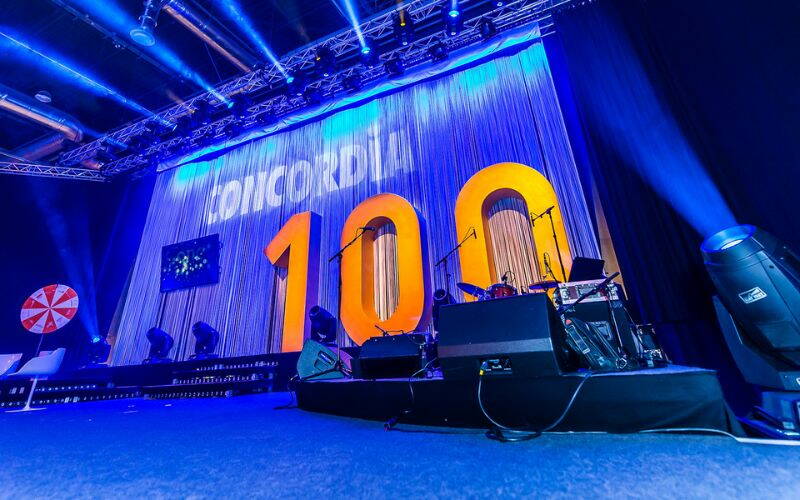 Bühne mit der Nummer 100 und Concordia-Logo.