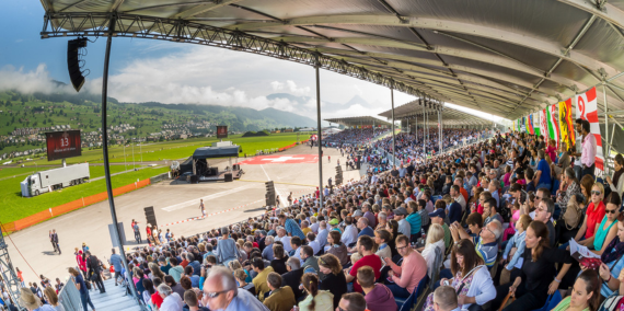 Rollout PC-24, öffentlicher Anlass der Pilatus Flugzeugwerke AG Tribüne mit Zuschauer auf dem Flugplatz in  Buochs