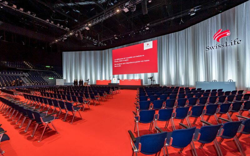 Grosse Bühne mit Leinwand und Podium an der Generalversammlung Swiss Life im Hallenstation