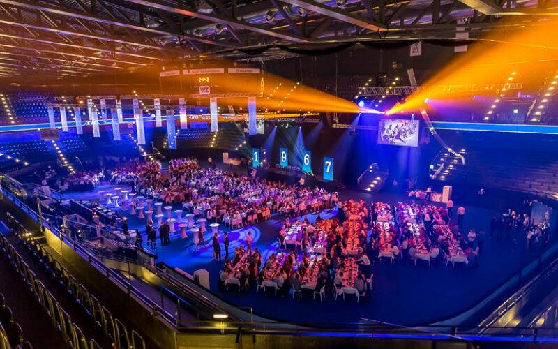 Bossard Arena mit Gästen am 50-Jahre-Jubiläum des EVZ.