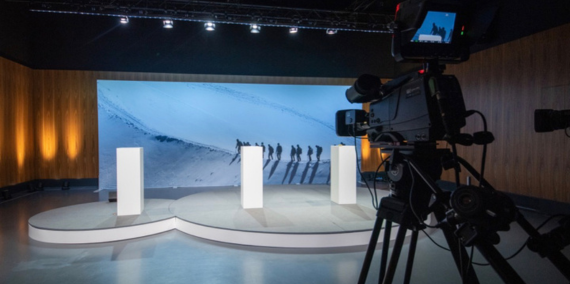 Digitale Mitarbeiterinfo Bühne mit Rednerpult für die digitale Übertragung