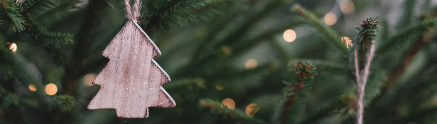 Weihnachtsanhänger aus Holz an einem Christbaum. 