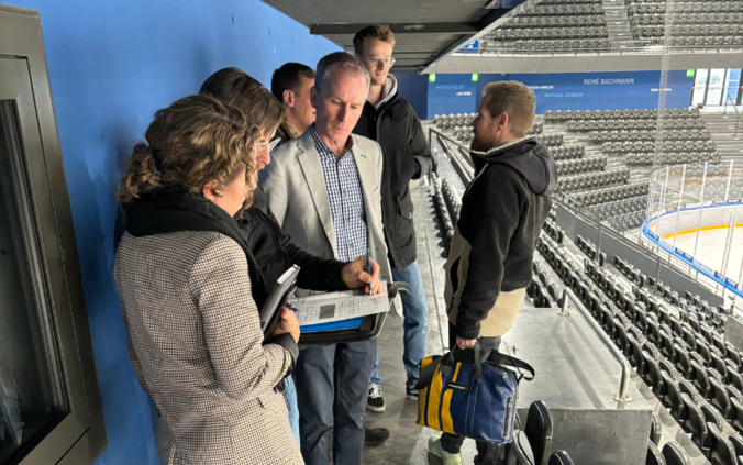 Symbolbild: Schriftzug Kick-off und Scheinwerfer