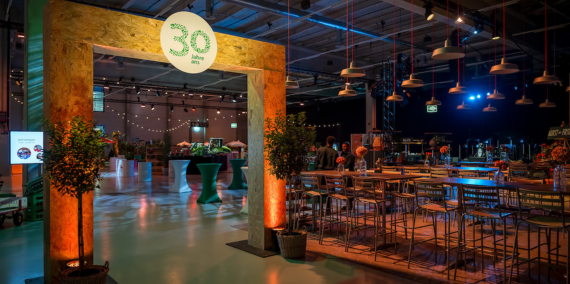 Mitarbeiterfeier zum 25-jährigen Jubiläum der fenaco Agrargenossenschaft Ein Dorffest in der Halle.