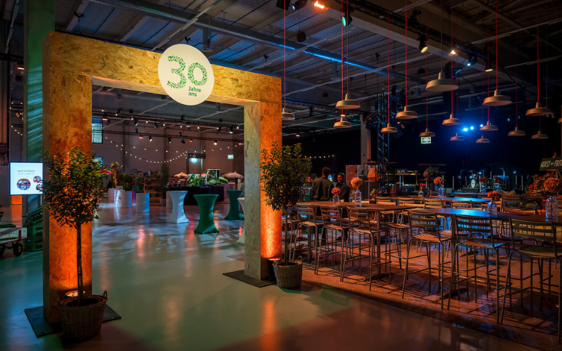 Mitarbeiterfeier zum 25-jährigen Jubiläum der fenaco Agrargenossenschaft Ein Dorffest in der Halle.