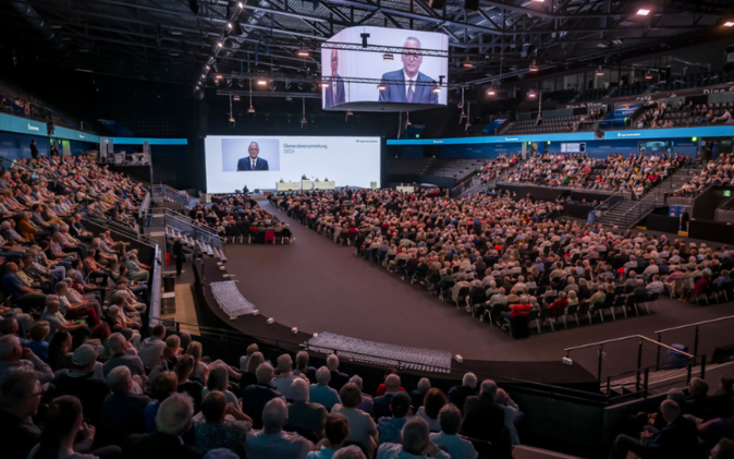 Bossard Arena in Zug wird für die GV der Zuger Kantonalbank eingerichtet. Bild vom Aufbau. 